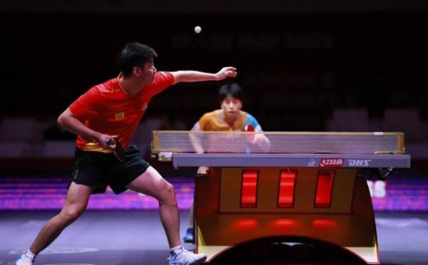 配资知识门户 薛飞3-2淘汰张本智和 握拳怒吼庆祝 决胜局爆发