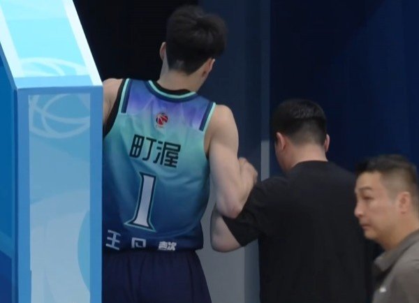 线下配资官网 望无大碍！王凡懿拼抢时滑倒受伤 被换下场后返回更衣室